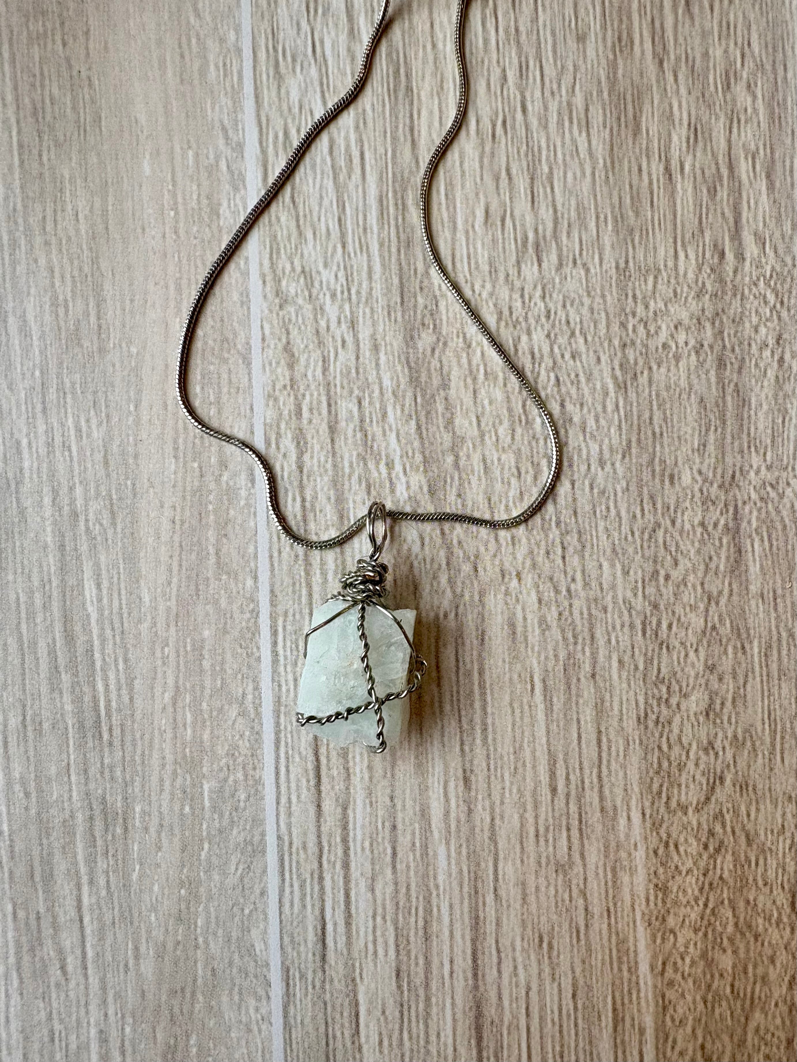 Collar de piedra lunar