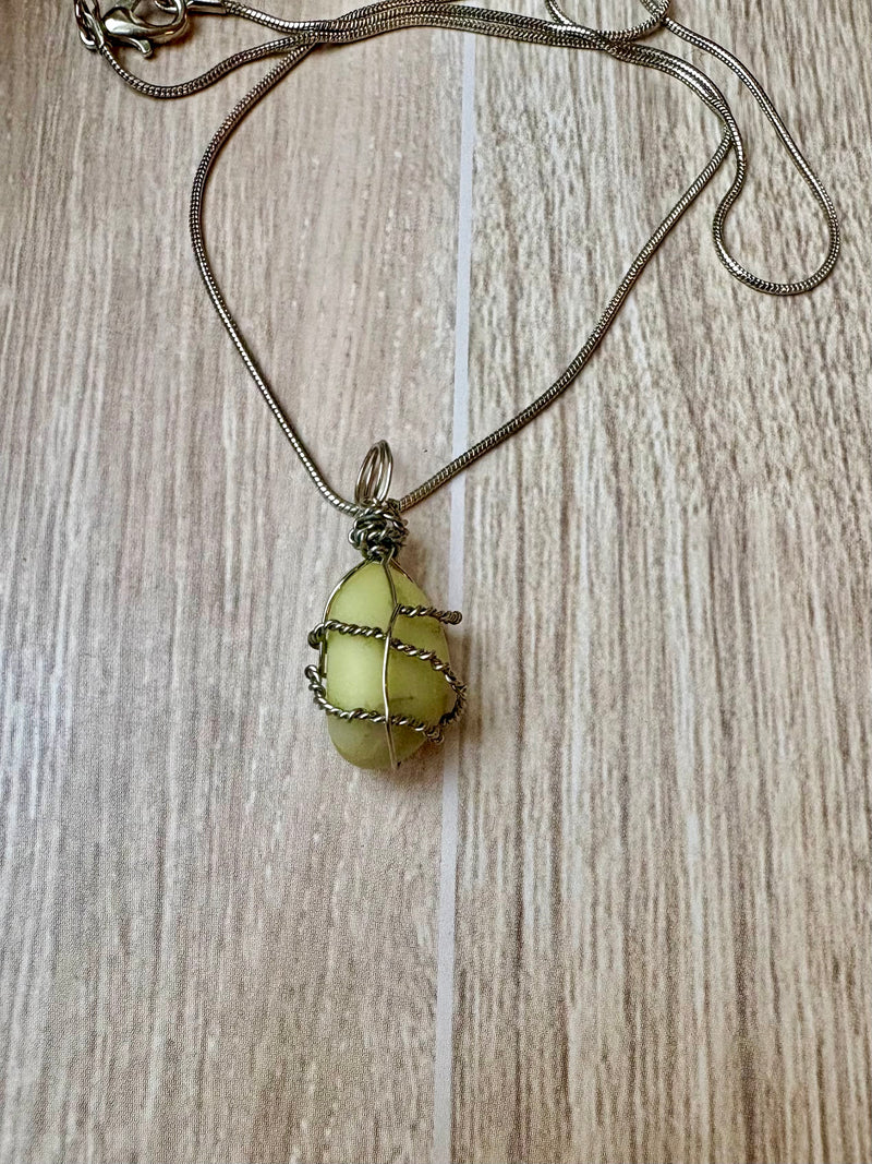 Necklace with a green serpentine stone pendant 